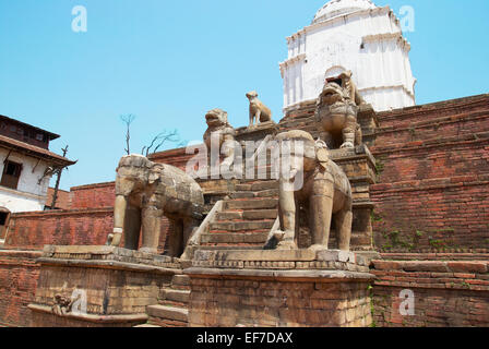 Alte buddhistische Statuen auf Bhaktapur Platz. Kathmandu, Nepal Stockfoto