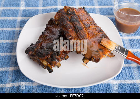 Barbecue Rippchen auf einem weißen Platz mit pfeffrig-sauce Stockfoto