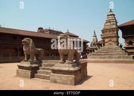 Alte buddhistische Statuen auf Bhaktapur Platz. Kathmandu, Nepal Stockfoto