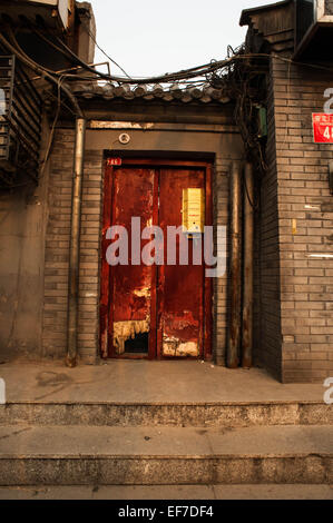 Rote Tür in den Hutongs, Beijing, China die Hutongs sind Gassen in der Altstadt der Stadt Stockfoto
