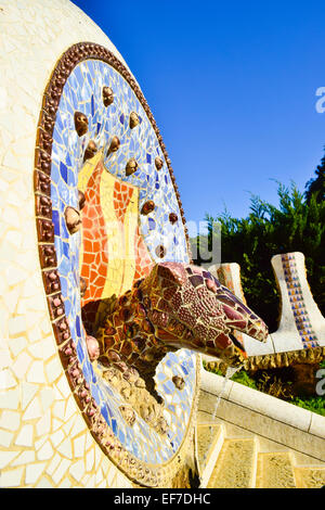 Mosaik-Brunnen Kopf des Drachen. Park Güell von Antoni Gaudi Architekten entworfen. Barcelona, Katalonien, Spanien. Stockfoto