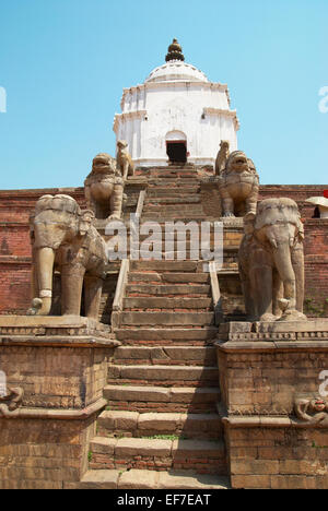 Alte buddhistische Statuen auf Bhaktapur Platz. Kathmandu, Nepal Stockfoto