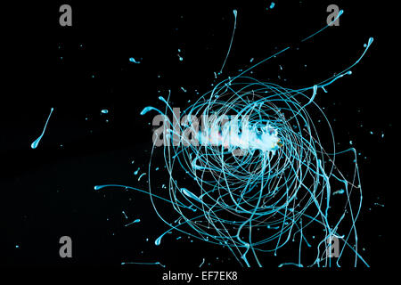 High-Speed-Spinnen Streaming-Spuren der Farbe flüssig machen Spirale Form Wirbel durch Zentrifugalwirkung Spritzer Chaos Stockfoto