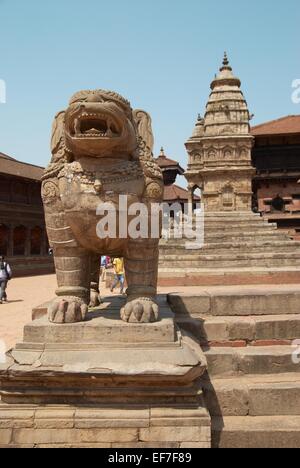 Alte buddhistische Statuen auf Bhaktapur Platz. Kathmandu, Nepal Stockfoto