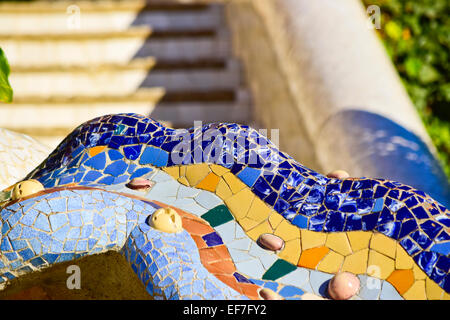 Detail der Dekoration des Drachen, der bewacht den Eingang zum Park Güell. Barcelona, Katalonien, Spanien. Stockfoto