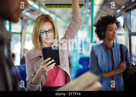 Geschäftsfrau mit digital-Tablette auf dem Zug Stockfoto