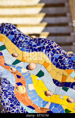 Detail der Dekoration des Drachen, der bewacht den Eingang zum Park Güell. Barcelona, Katalonien, Spanien. Stockfoto