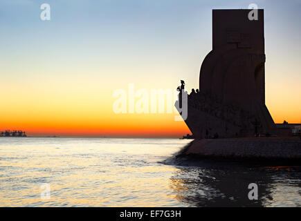 Blick auf den Sonnenuntergang des Denkmals der Entdeckungen in Lissabon, Portugal Stockfoto