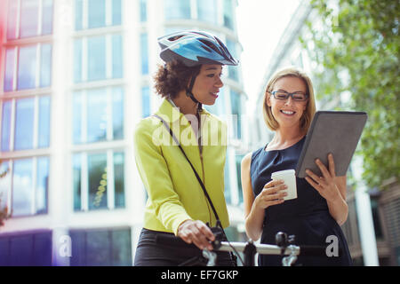 Unternehmerinnen mit digitalen Tablet im freien Stockfoto