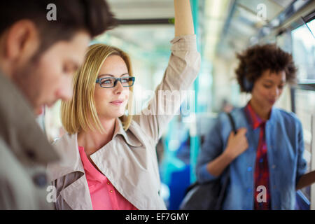 Geschäftsfrau fahren Zug Stockfoto