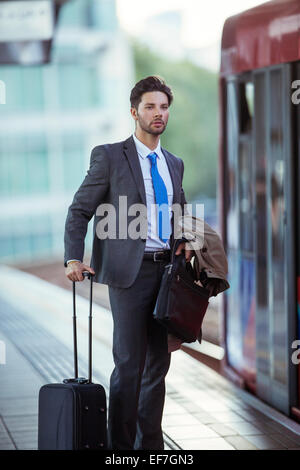 Geschäftsmann am Bahnhof warten Stockfoto