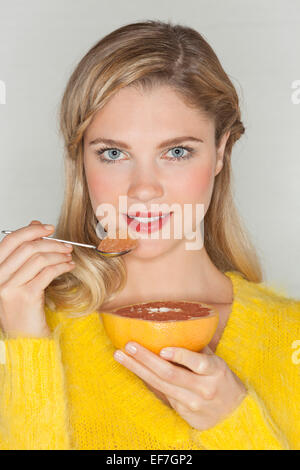 Porträt einer schönen Frau Essen grapefruit Stockfoto