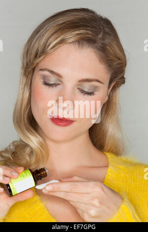 Nahaufnahme einer schönen Frau mit ätherisches Öl Stockfoto