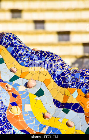 Detail der Dekoration des Drachen, der bewacht den Eingang zum Park Güell. Barcelona, Katalonien, Spanien. Stockfoto