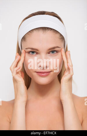 Frau Tempel mit den Fingern zu berühren Stockfoto