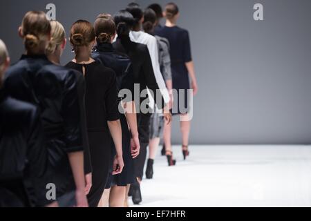 Fashion-Models auf dem Laufsteg bei der Modenschau Stockfoto