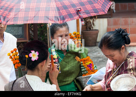 Asiatische Frauen bereiten sich auf traditionelle Parade feiert Lao Neujahr in Luang Prabang, Laos. Stockfoto