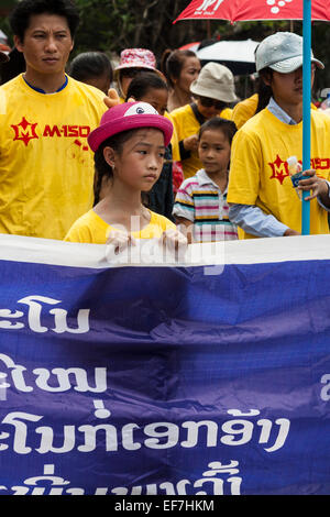 Ein kleines Mädchen nimmt Teil an Lao Neujahr Feier Parade auf Street Luang Prabang, Laos, Asien. Stockfoto