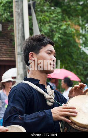 Ein junger Mann spielen Trommel in Luang Prabang Pi Mai Parade, Laos. Stockfoto