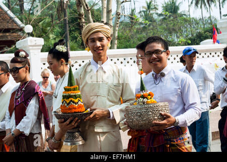 Lao Jugendliche tragen traditionelle Silberschalen, Teilnahme an Lao New Year Festival in Luang Prabang, Laos. Stockfoto