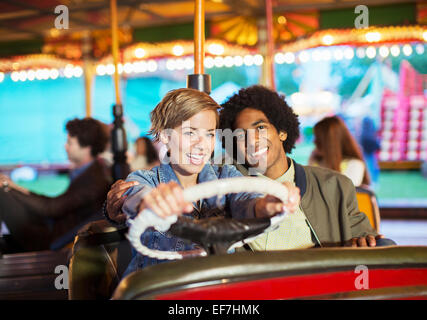 Junges Paar auf Autoscooter Fahrt im Vergnügungspark Stockfoto