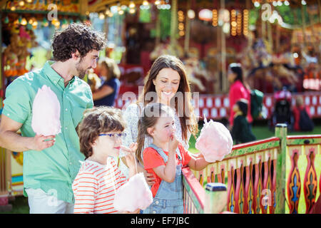 Familie mit rosa Zuckerwatte im Vergnügungspark Stockfoto