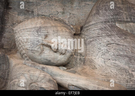 RIESIGEN LIEGENDEN BUDDHA SÜNDE NIRVANA; GAL VIHARA FELSENTEMPEL Stockfoto