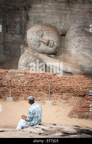 LOKALE MANN RIESIGEN LIEGENDEN BUDDHA SÜNDE NIRVANA; GAL VIHARA FELSENTEMPEL Stockfoto