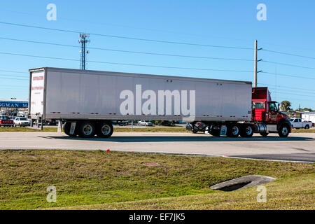Das Zentrum der Warenverteilung in Amerika - die Semi-Traktoren und Anhänger Stockfoto