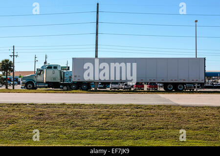 Das Zentrum der Warenverteilung in Amerika - die Semi-Traktoren und Anhänger Stockfoto