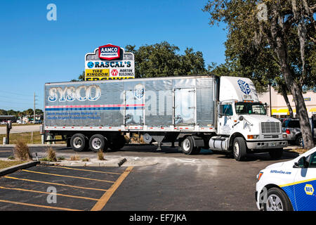 Das Zentrum der Warenverteilung in Amerika - die Semi-Traktoren und Anhänger Stockfoto