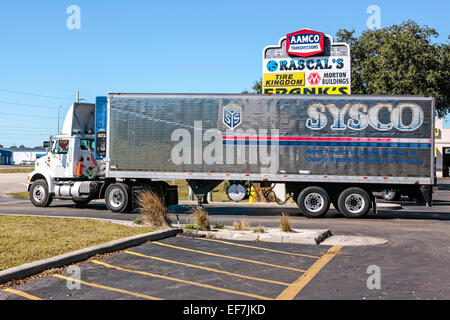 Das Zentrum der Warenverteilung in Amerika - die Semi-Traktoren und Anhänger Stockfoto