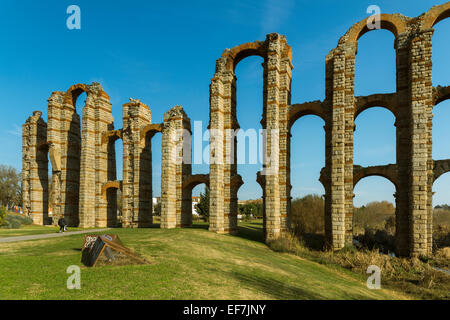 Römisches Aquädukt Los Milagros in Mérida, Badajoz, Extremadura, Spanien. Europa Stockfoto