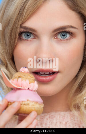 Porträt einer schönen Frau hält eine französische Erdbeere religieuse Stockfoto