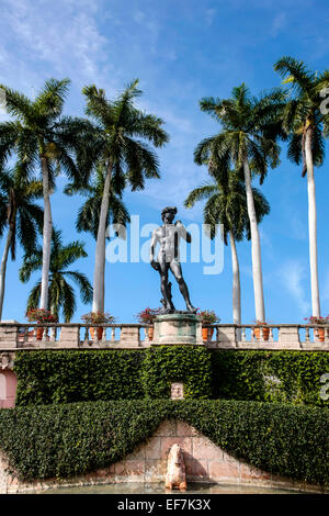 Palmen mit Blick auf die Statue des David in den Ringling Kunstmuseum Gärten in Sarasota Florida Stockfoto