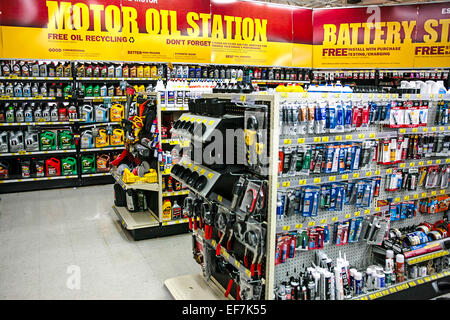 Eine Vielzahl von Produkten für den Verkauf in einem Auto-Teile-shop Stockfoto