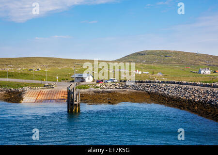 Offshore-Blick zum ferry terminal und Steg in Borve, Berneray Insel, äußeren Hebriden, Western Isles, Schottland, UK, Großbritannien Stockfoto