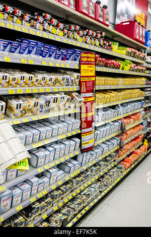 Eine Vielzahl von Luft und Öl Filter für den Verkauf in einem Auto-Teile-shop Stockfoto