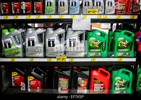 Eine Vielzahl von Öl-Produkte für den Verkauf in einem Auto-Teile-shop Stockfoto