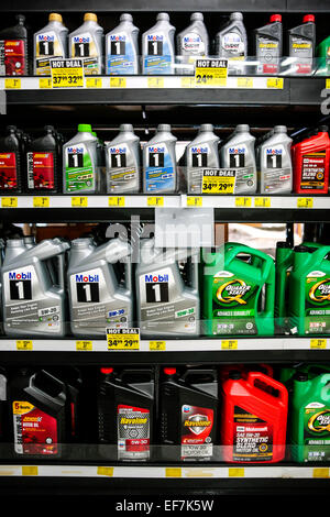 Eine Vielzahl von Öl-Produkte für den Verkauf in einem Auto-Teile-shop Stockfoto