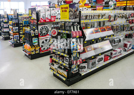 Eine Vielzahl von Produkten für den Verkauf in einem Auto-Teile-shop Stockfoto