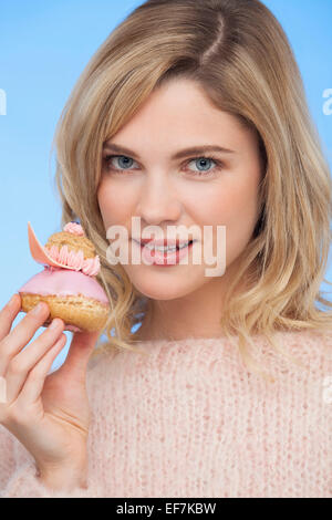 Porträt einer schönen Frau hält eine französische Erdbeere religieuse Stockfoto