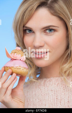 Porträt einer schönen Frau hält eine französische Erdbeere religieuse Stockfoto