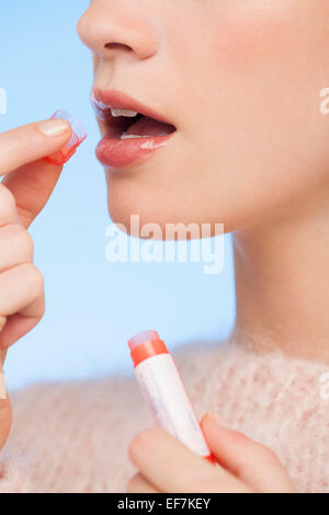 Nahaufnahme einer Frau, die Einnahme von homöopathischen Medizin Stockfoto