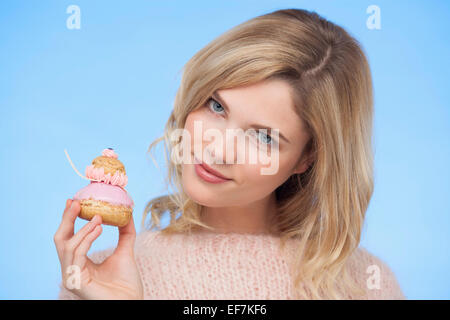 Porträt einer schönen Frau hält eine französische Erdbeere religieuse Stockfoto