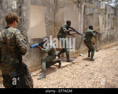 Eine US-Marine Spezialoperationen Lehrer lehrt Mali Armee Kommandos Antiterroroperationen in urbanem Gelände Umgebung Verhalten während des Trainings 12. Mai 2010 in Theis, Senegal. Stockfoto