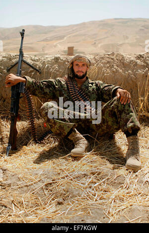 Ein Afghanistan National Army Soldat nimmt sich eine Auszeit in der Hitze des Tages 7. Juli 2010 in Darrah-ich-Bum, Badghis Provinz, Afghanistan. Stockfoto