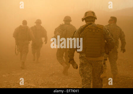 US-Marines durchlaufen Rotor Waschen von einem UH-60 Blackhawk Hubschrauber während des Betriebs 5. Januar 2011 in das Dorf von Darrah-ich-Bum, Badghis Provinz, Afghanistan. Stockfoto