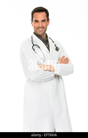 Halblängen Porträt eines männlichen Arztes, lächelnd in die Kamera mit verschränkten Armen und Stethoskop Stockfoto