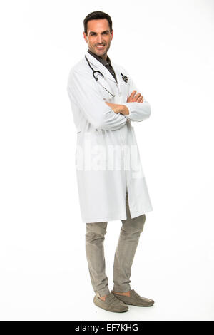 In voller Länge Portrait von einem männlichen Arzt, lächelnd in die Kamera mit verschränkten Armen und Stethoskop Stockfoto